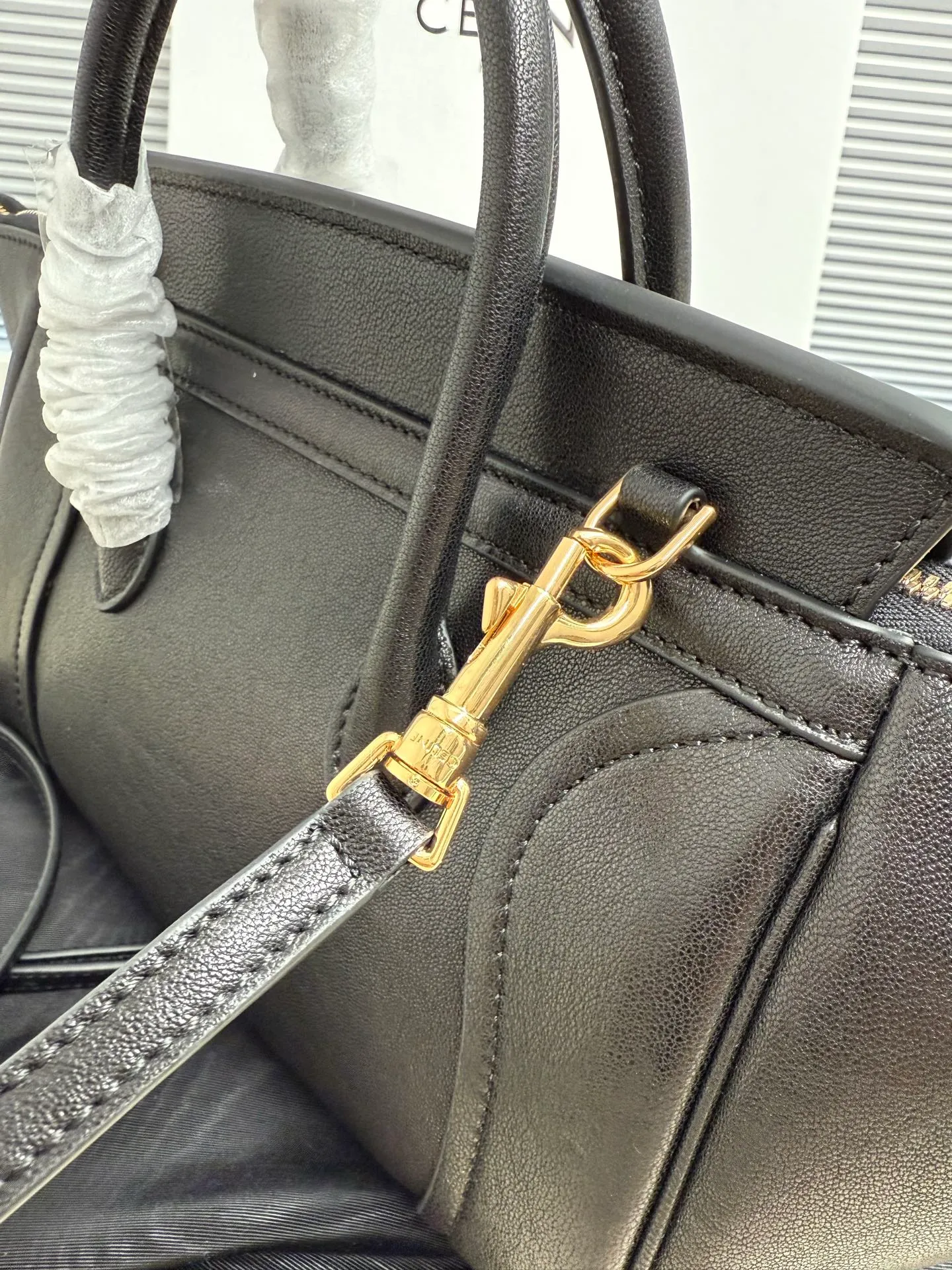 Batch 1760. 15.2 X 4.5 X 6.5 inches (38.5 X 11.5 2 handles, length 4.33 inches (11 cm) Studs at bottom No.: 124213